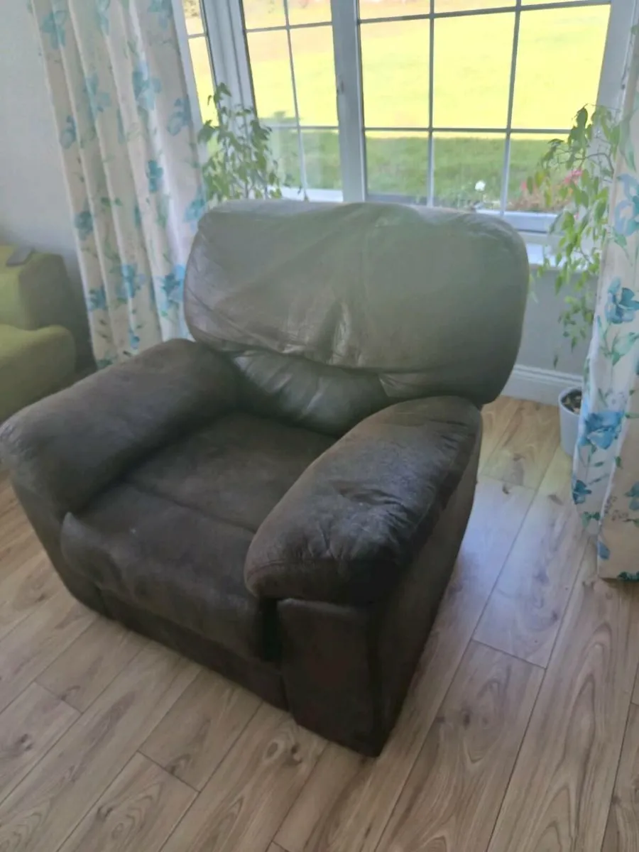 Recliner armchair