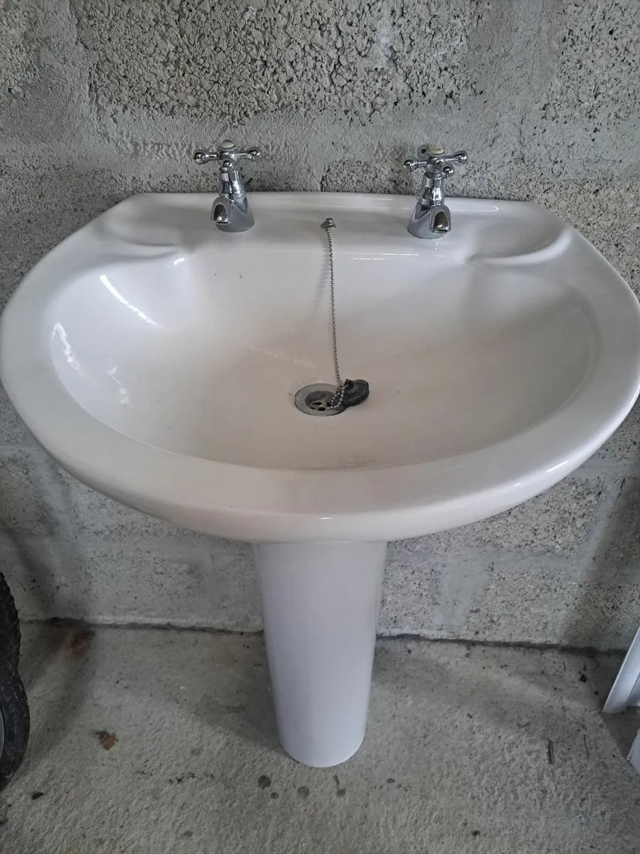Shower door and handbasin - Image 3