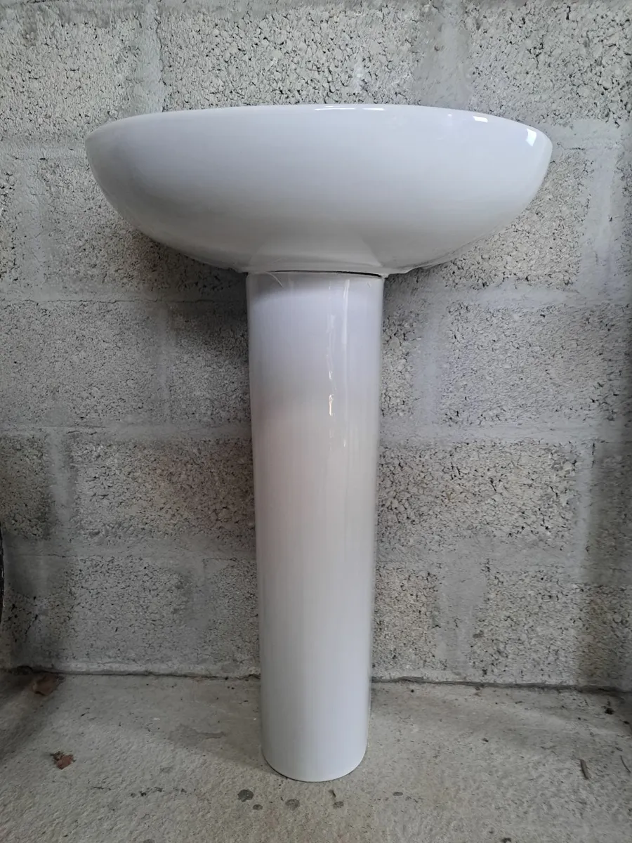 Shower door and handbasin - Image 4