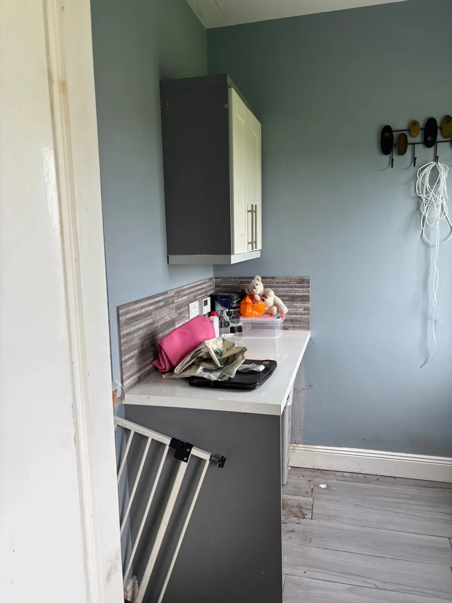 Stove and kitchen with appliances - Image 2