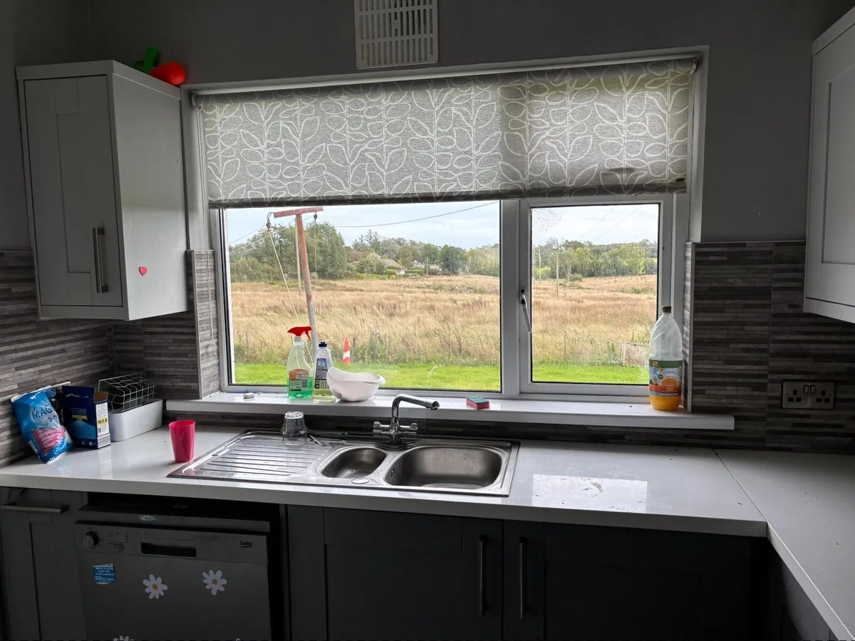 Stove and kitchen with appliances - Image 4
