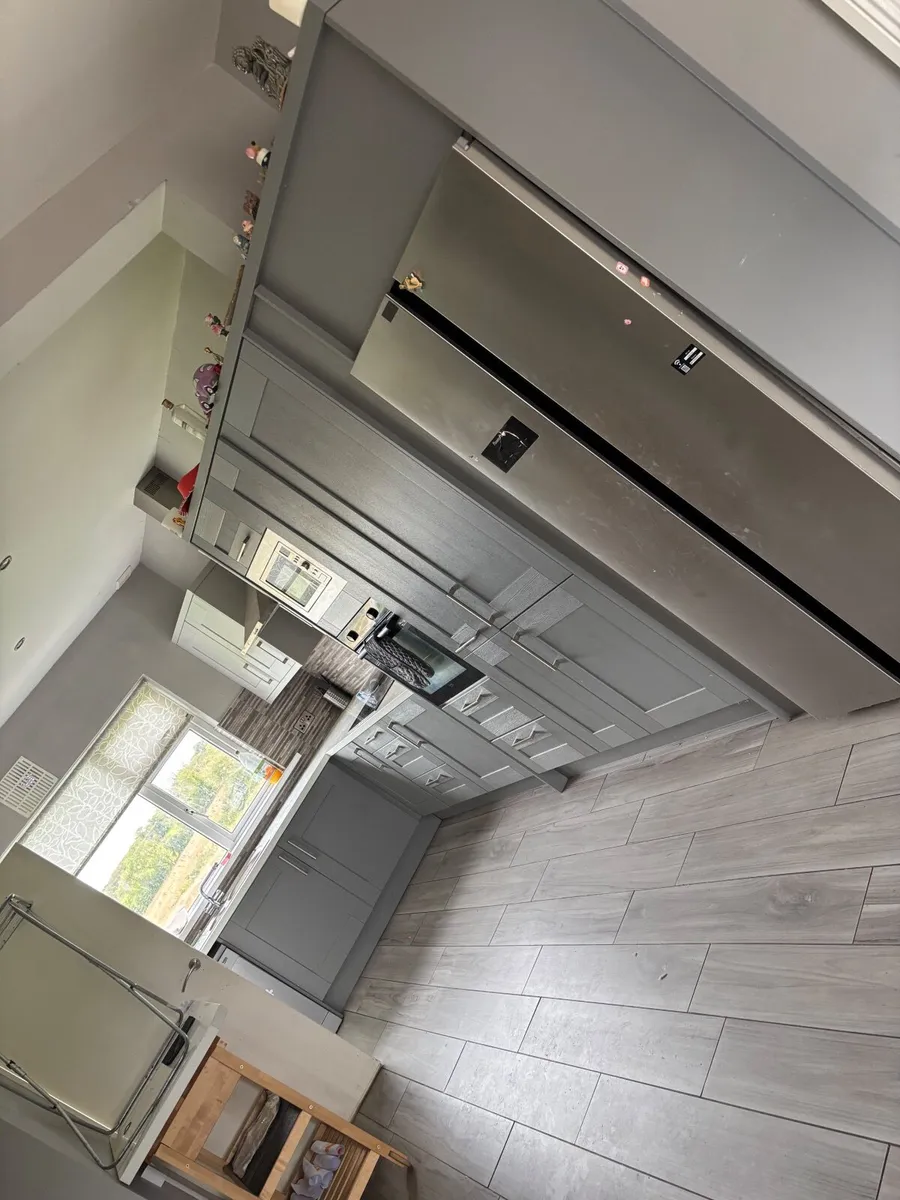 Stove and kitchen with appliances - Image 1