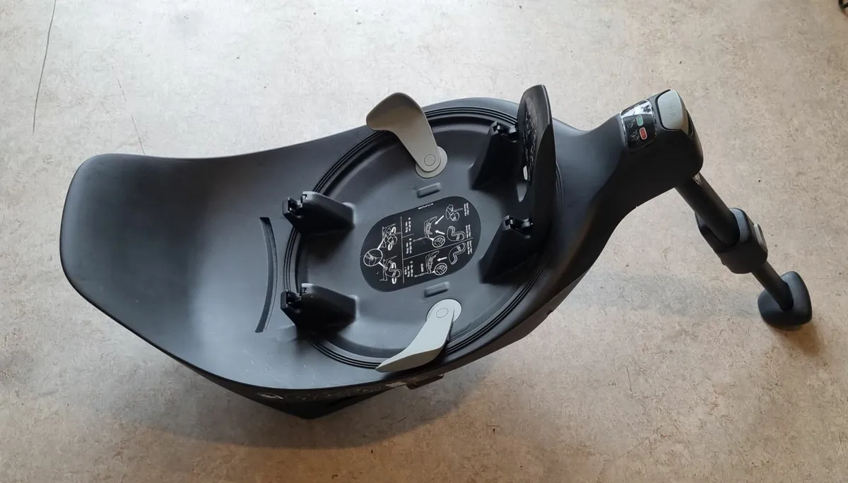 Cybex sirona z car seat and cybex z2 base - Image 2