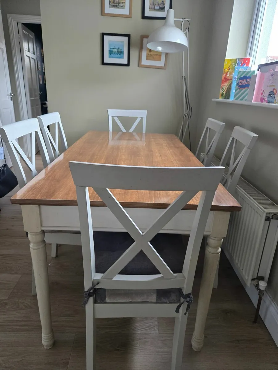 Table and chairs - Image 2