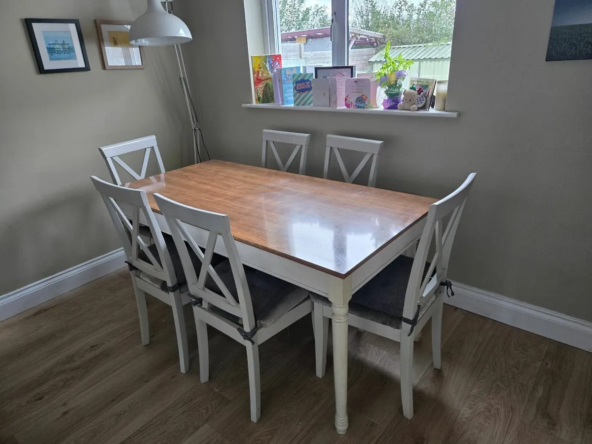 Table and chairs - Image 3