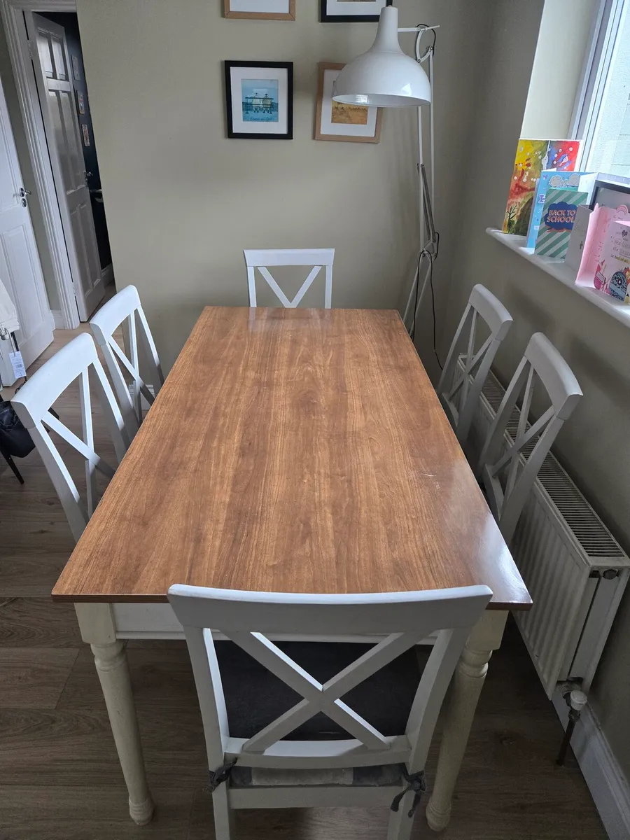 Table and chairs - Image 4