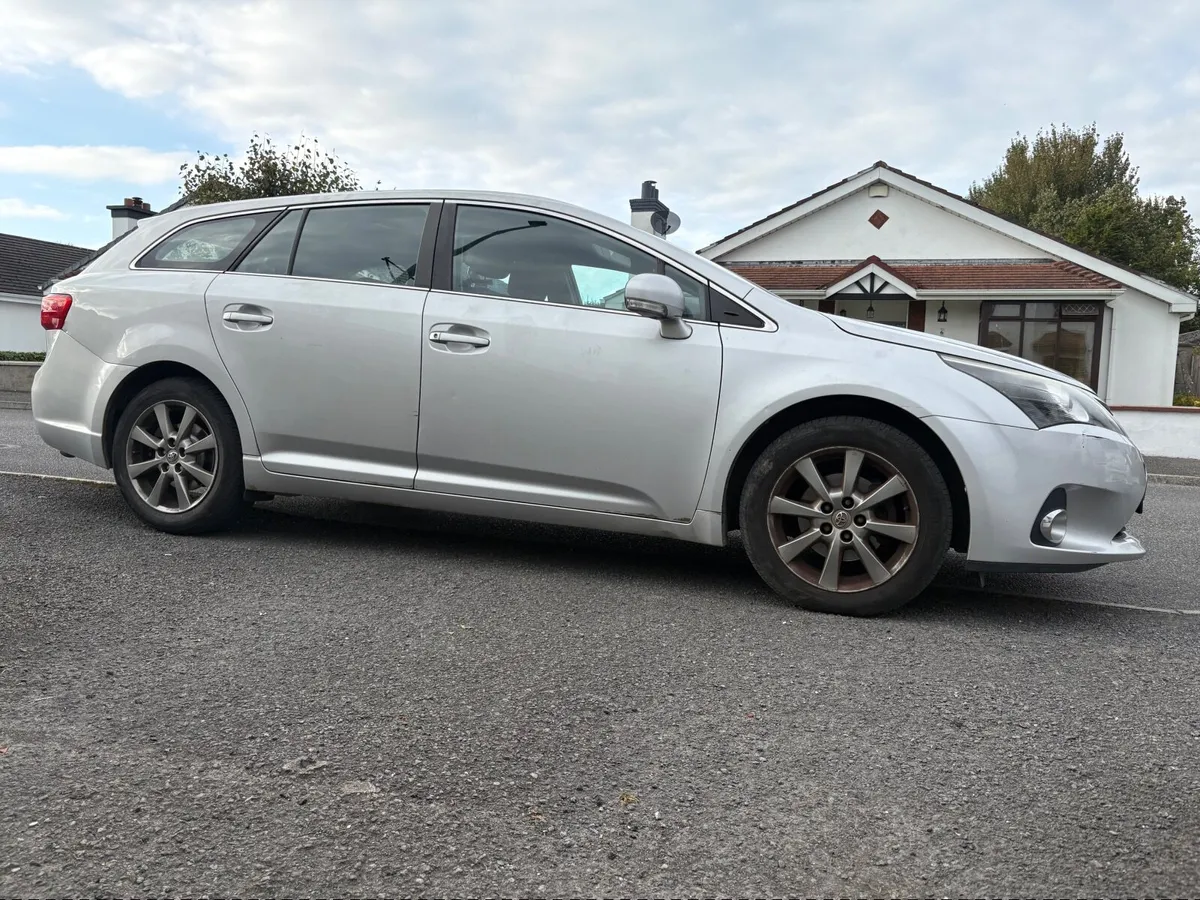 Toyota Avensis 2012 - Image 2
