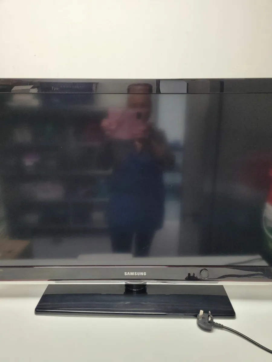 Samsung TV 40 inch - Image 1