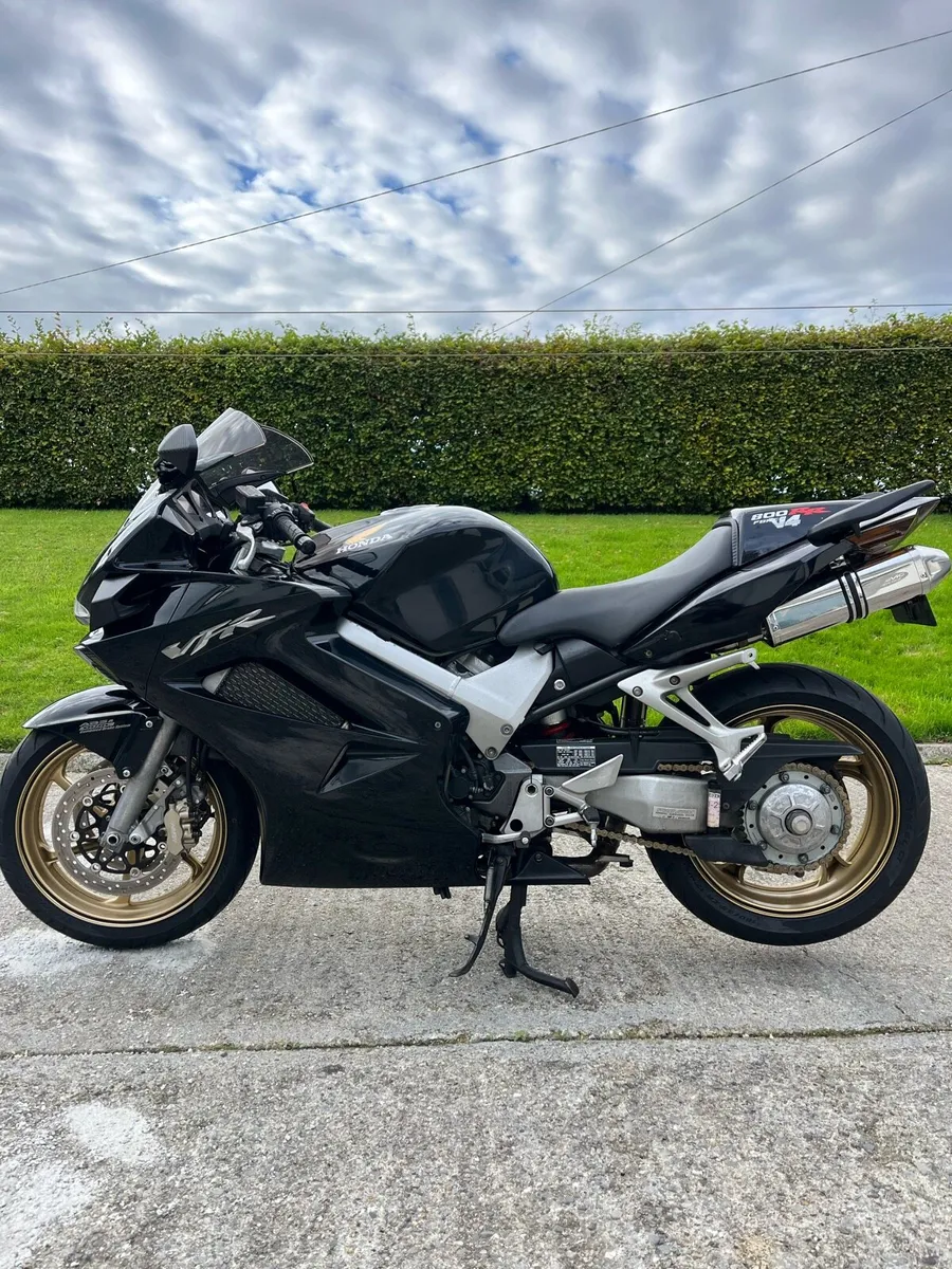 Honda VFR 800 - Image 1
