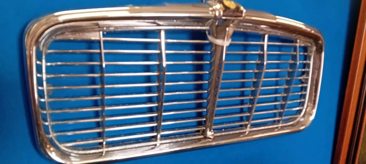 Original Chrome Jaguar XJ6 Front Grill - Image 1