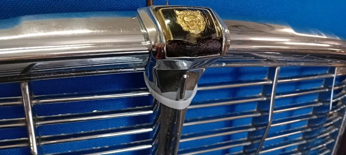 Original Chrome Jaguar XJ6 Front Grill - Image 2