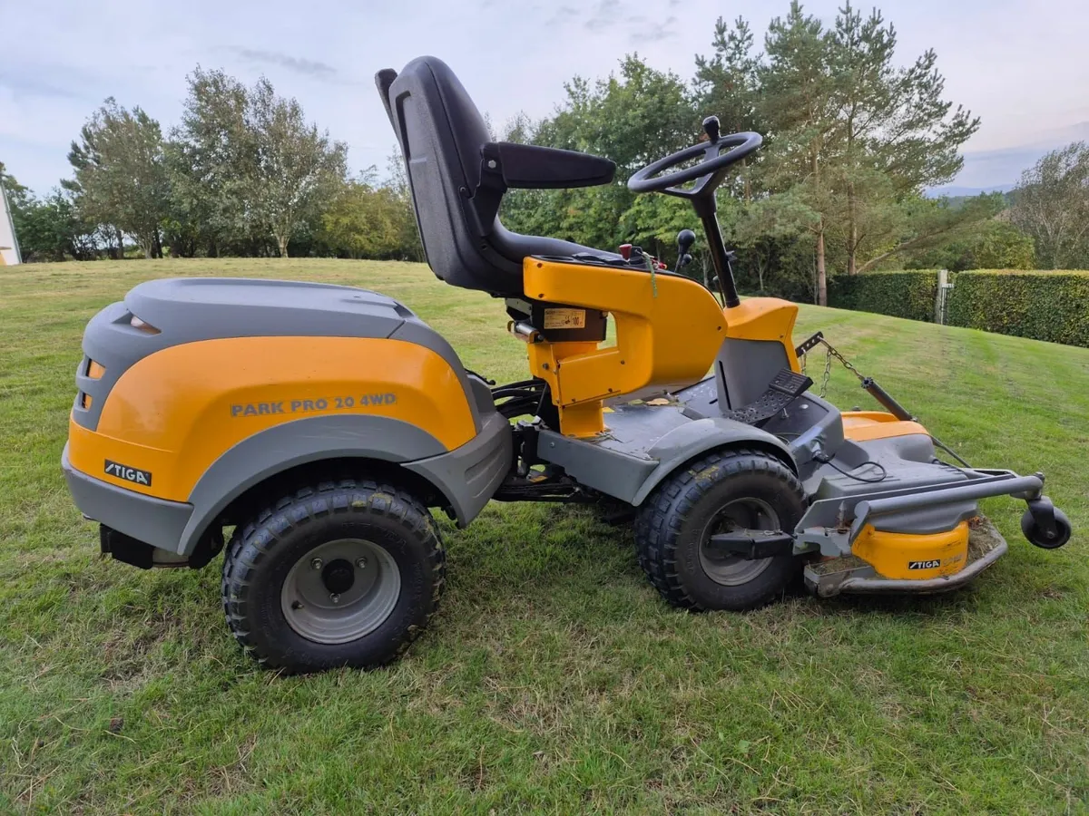 Stiga Park Pro 4WD 20hp, 110cm mulching deck - Image 1