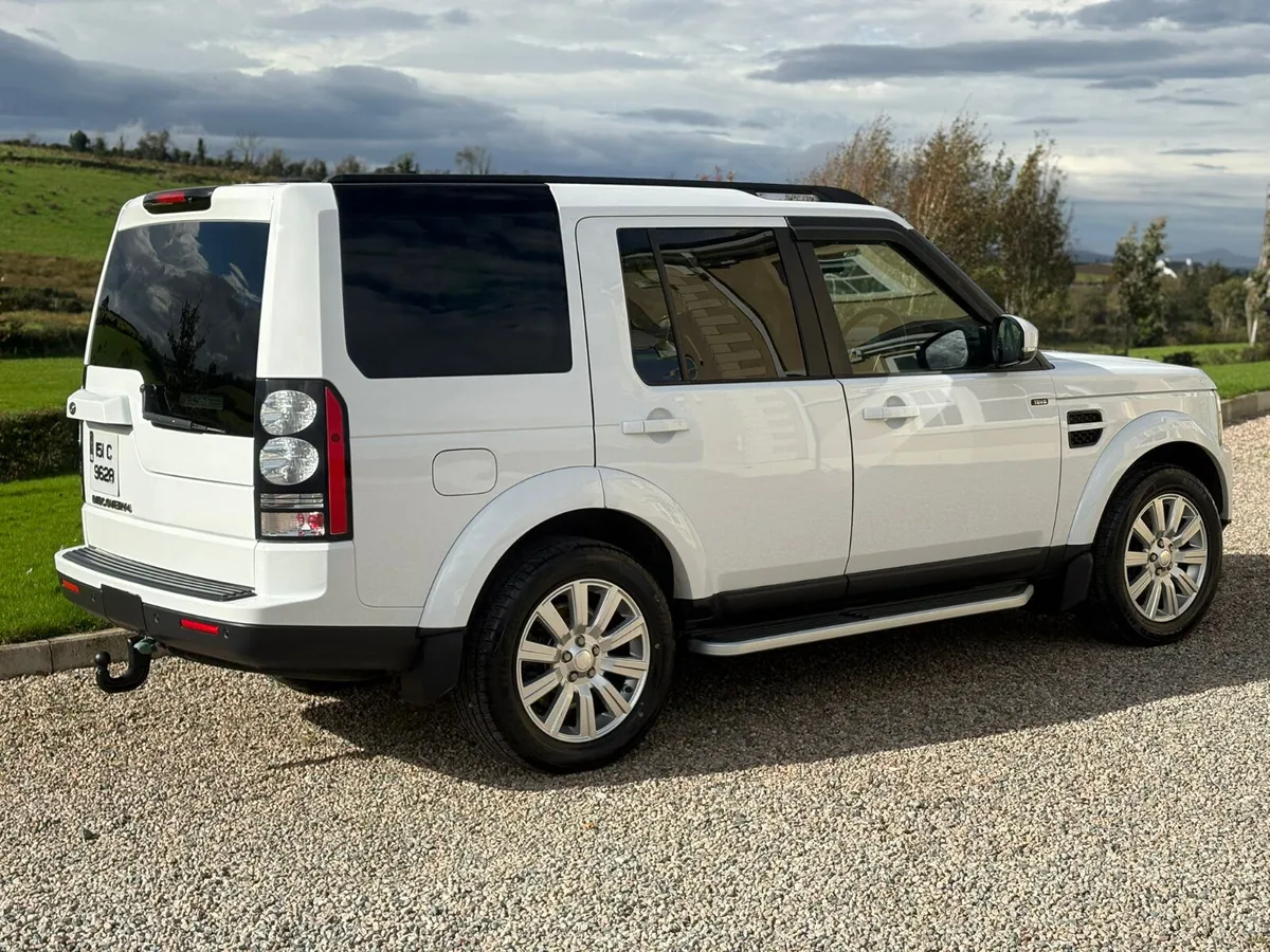 151 Land Rover Discovery 4 3.0TDV6 Crew Cab - Image 3