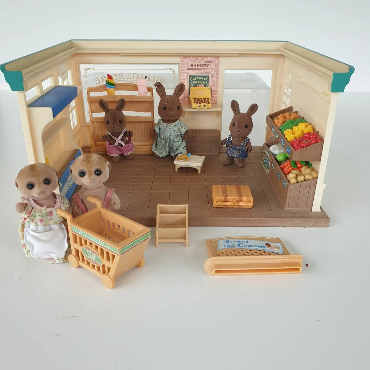 Sylvanian families shop with figures - Image 1