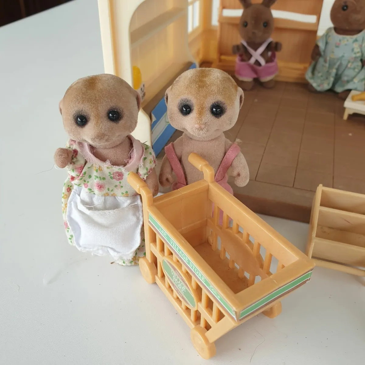 Sylvanian families shop with figures - Image 2