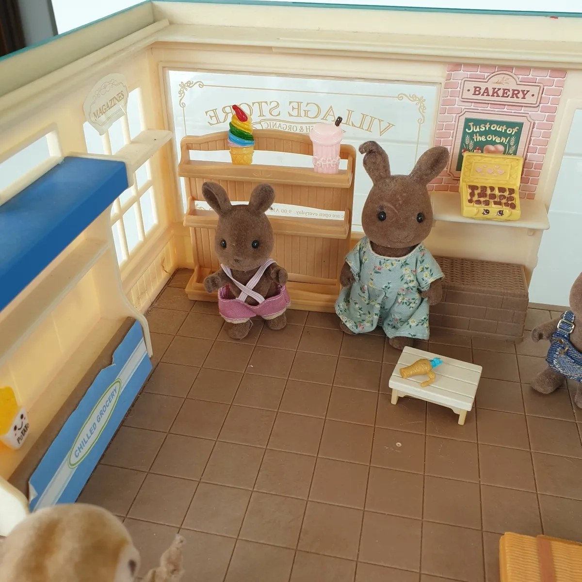 Sylvanian families shop with figures - Image 3