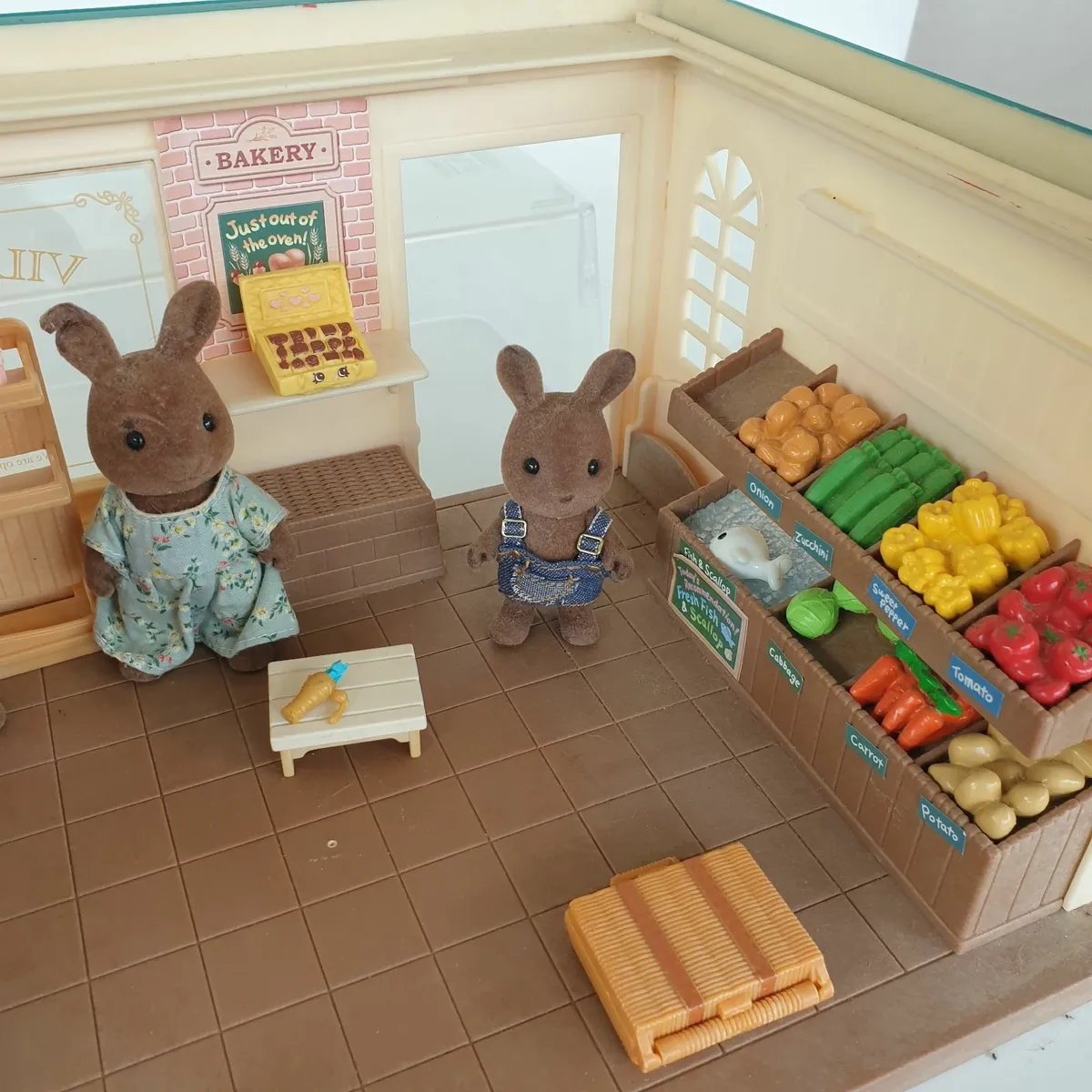 Sylvanian families shop with figures - Image 4