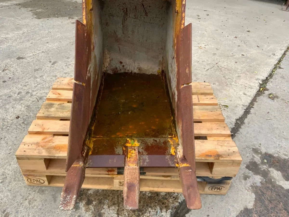 18" CATERPILLAR BUCKET...65mm PINS........730. - Image 4