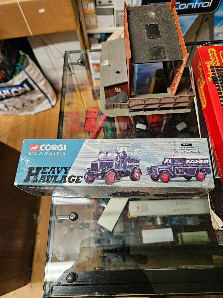Corgi Pickfords Scammel Truck and Landrover - Image 1
