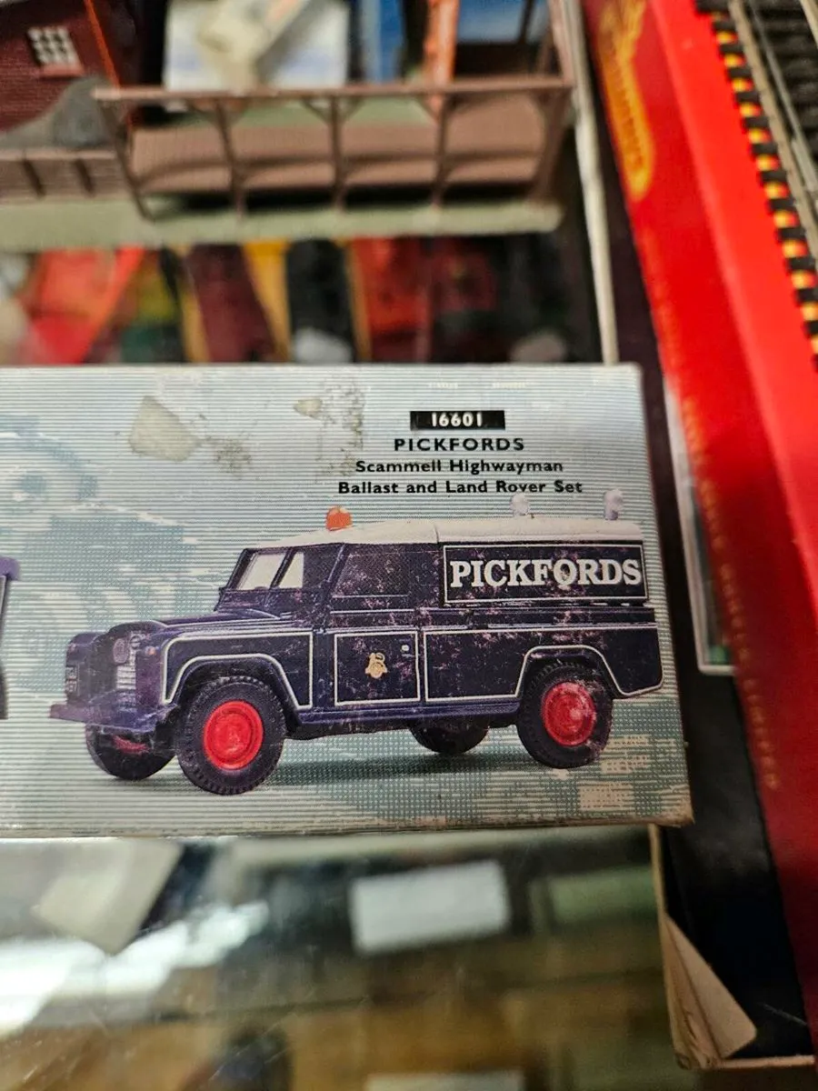 Corgi Pickfords Scammel Truck and Landrover - Image 2