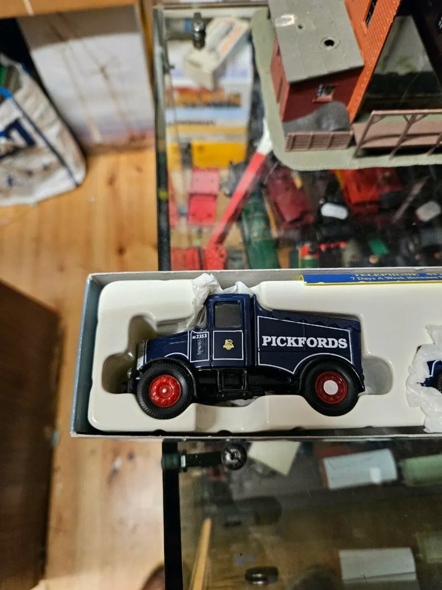 Corgi Pickfords Scammel Truck and Landrover - Image 3