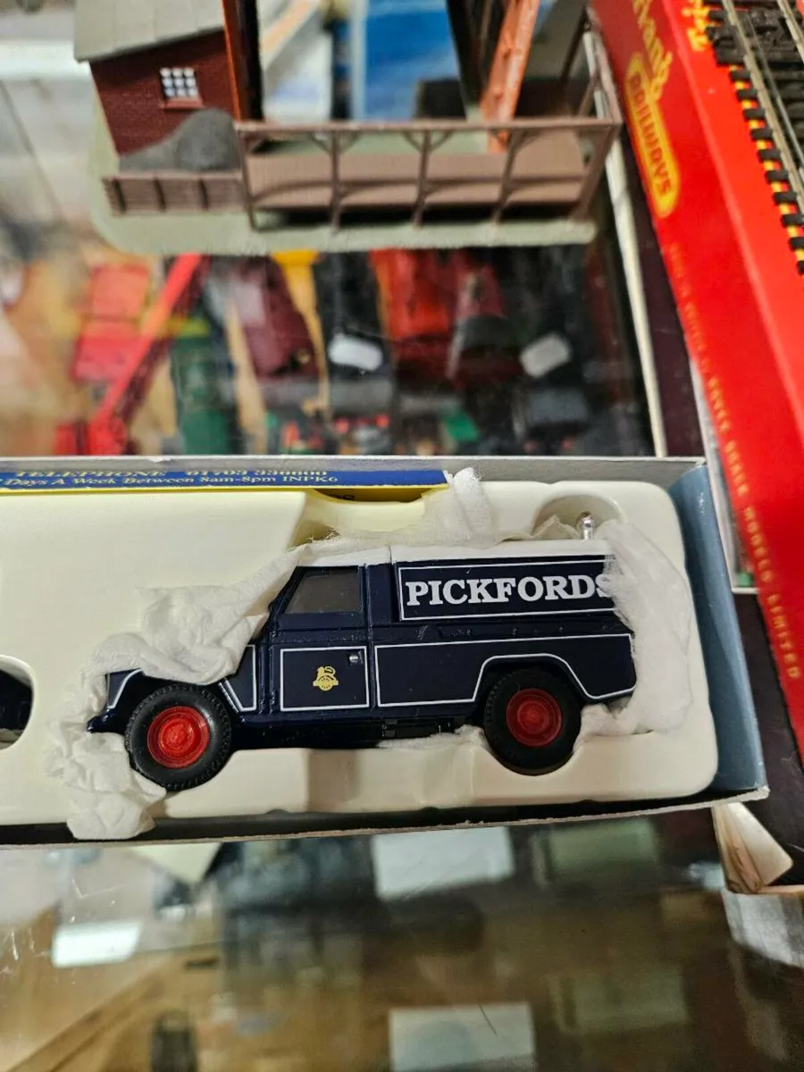 Corgi Pickfords Scammel Truck and Landrover - Image 4