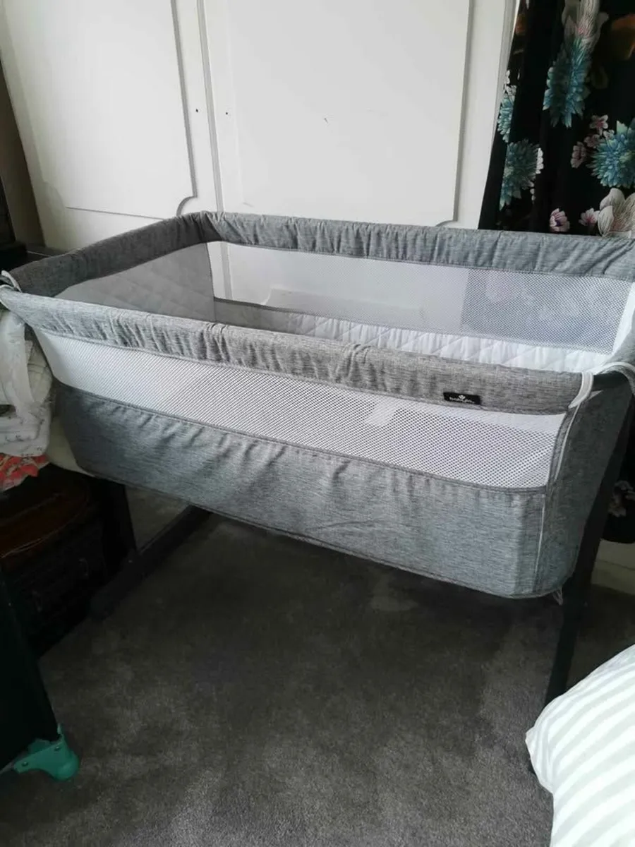 Next to Me Bedside Crib – Excellent Condition! - Image 2
