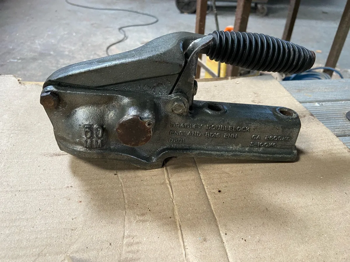 Trailer hitch - Image 1