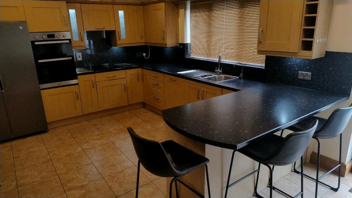 Oak Kitchen & Utility - Image 2
