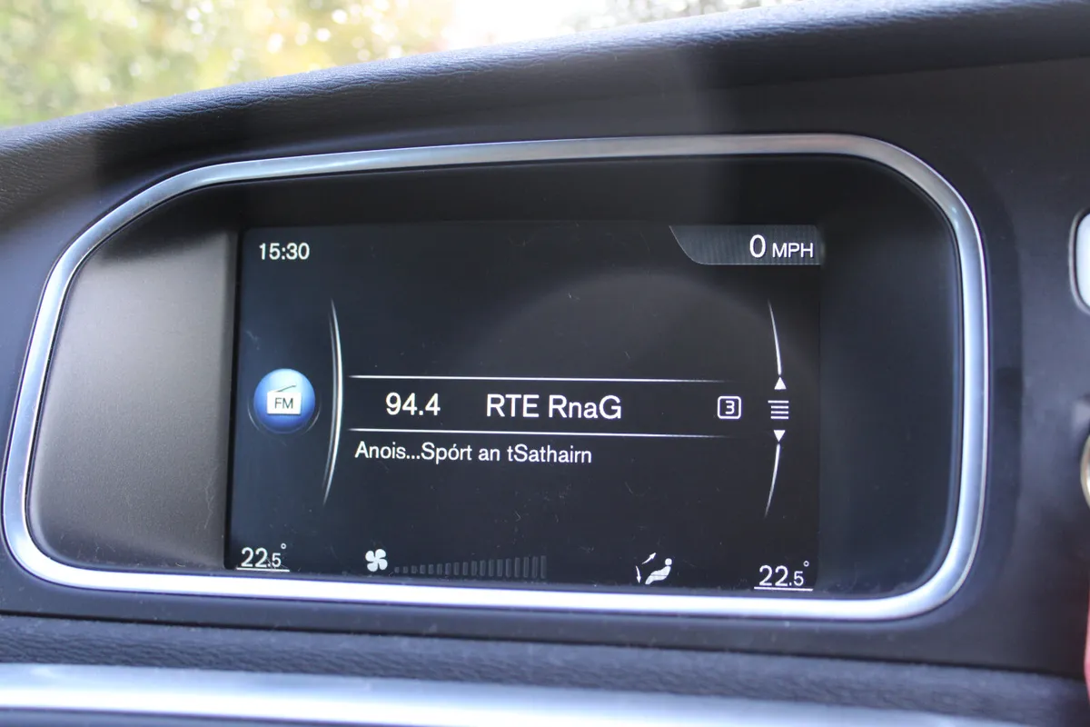 2016 (162) VOLVO V40 2.0 D2 120bhp. MOMENTUM 5dr. - Image 4
