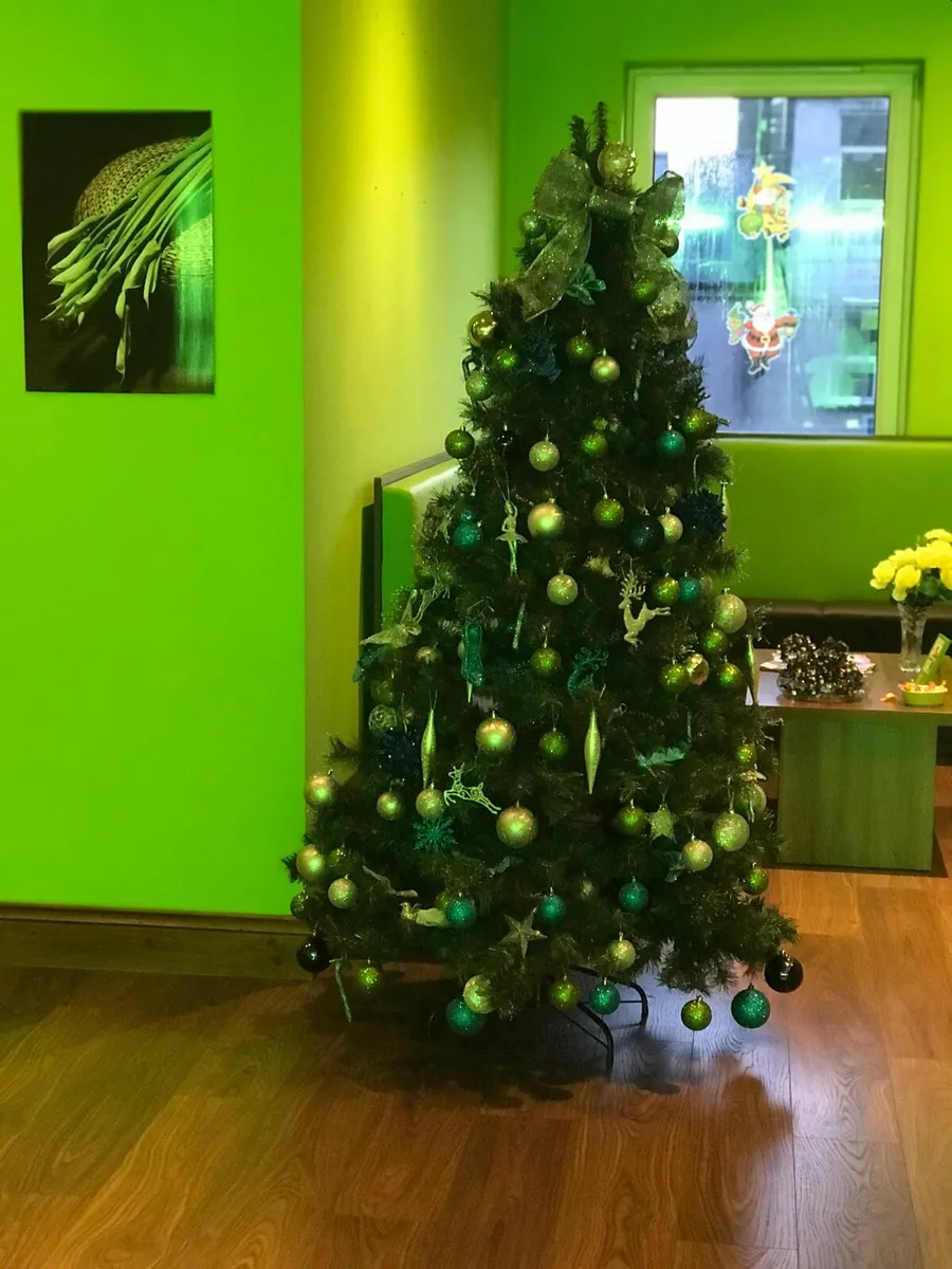 Christmas tree with decorations 6ft - Image 1