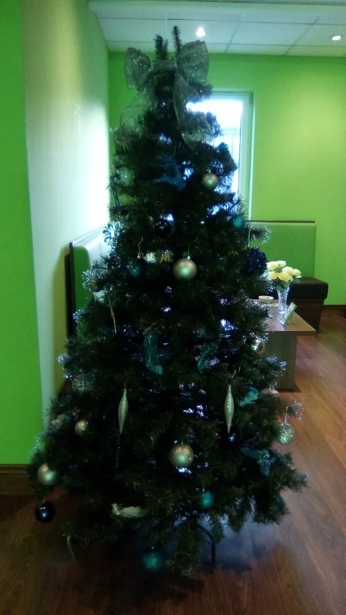 Christmas tree with decorations 6ft - Image 2