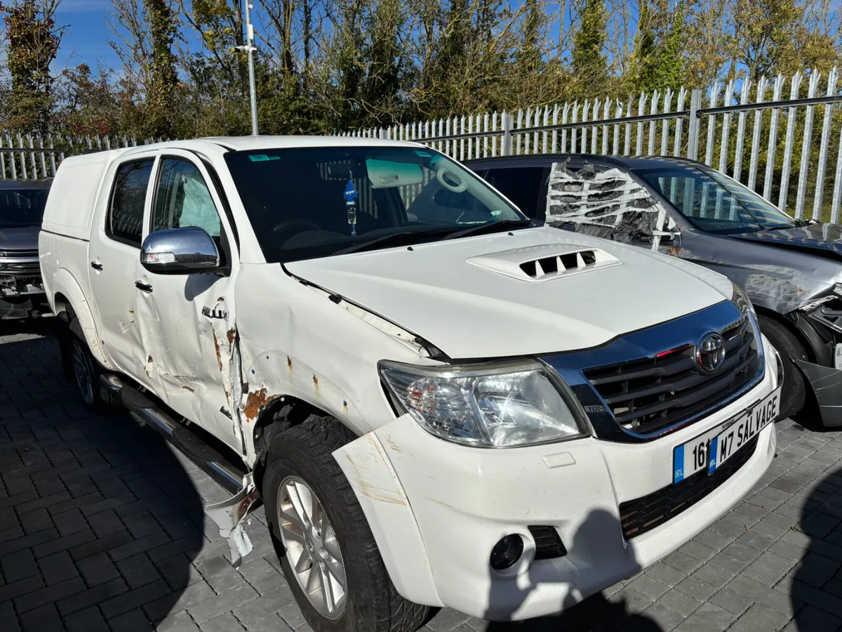 16 Hilux Invincible 3.0 Manual 105k miles Drives - Image 2