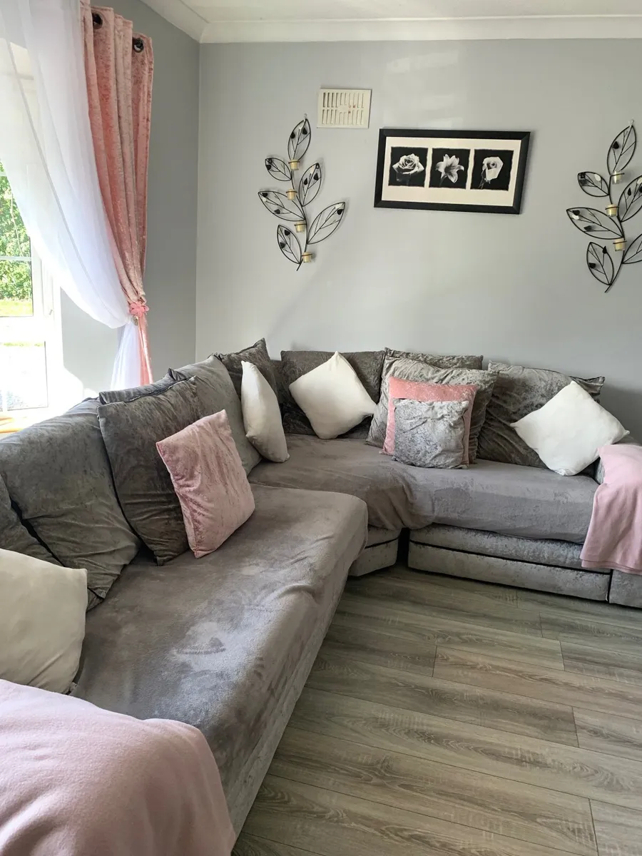 Crushed velvet L shaped sofa - Image 2