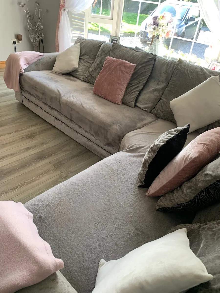 Crushed velvet L shaped sofa - Image 3
