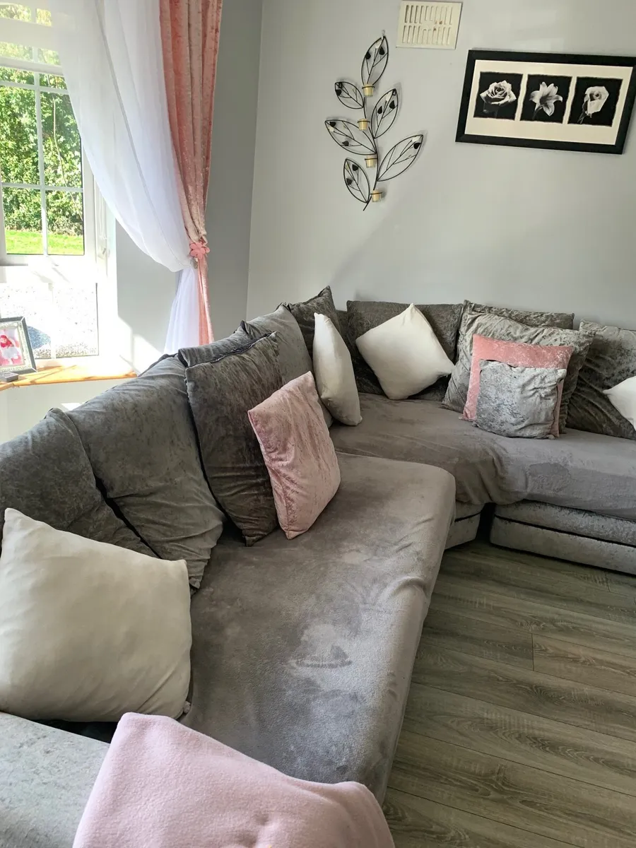 Crushed velvet L shaped sofa - Image 4