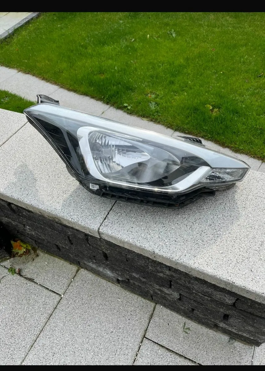 2018 Hyundai i20 Headlight - Image 2