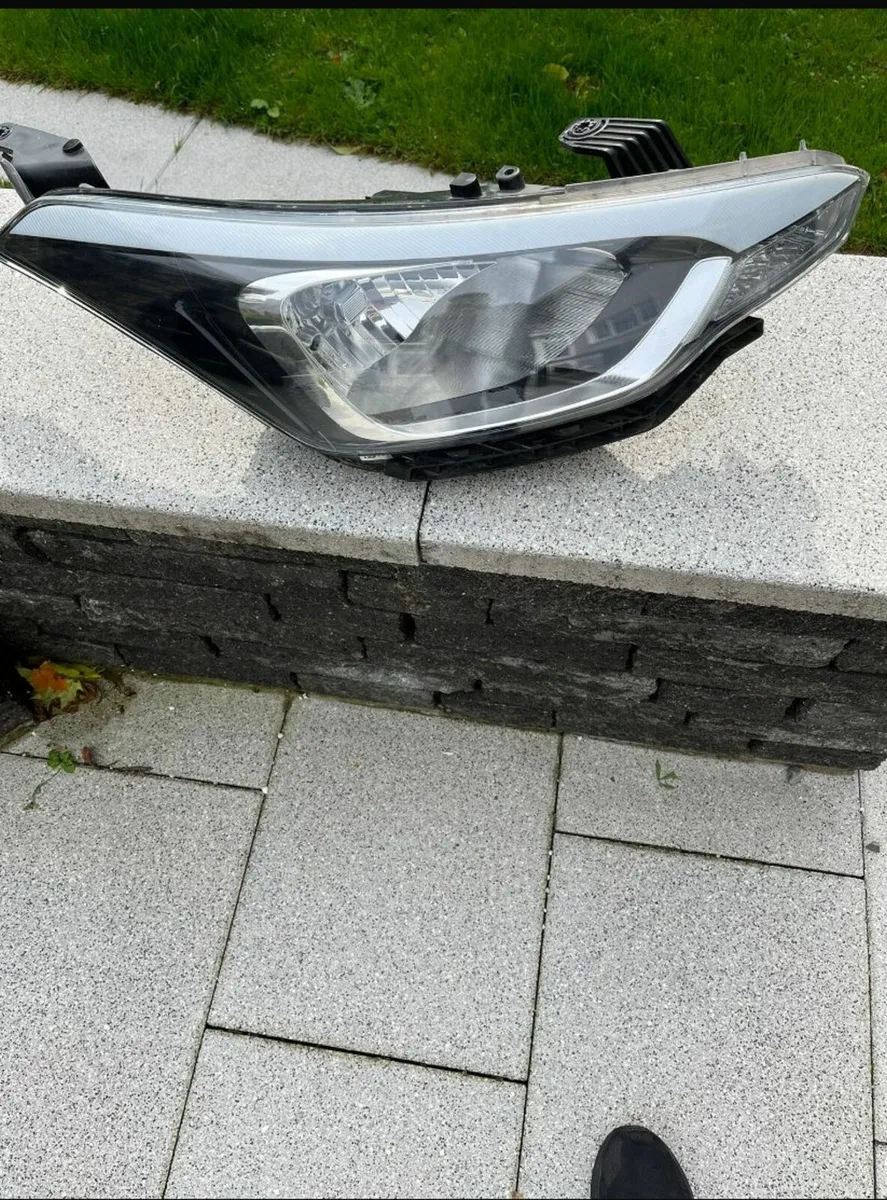 2018 Hyundai i20 Headlight - Image 4