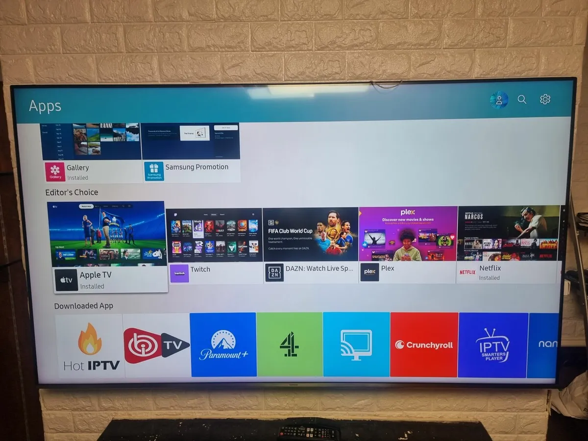 65" Samsung  Smart 4K Ultra HD HDR LED TV X 2 Rem - Image 3