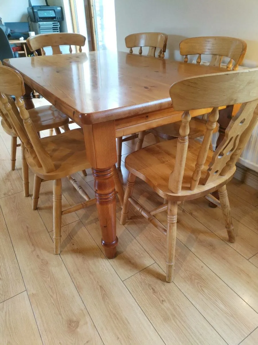 Solid Pine Dining Table with 6 Matching Chairs
€30 - Image 1