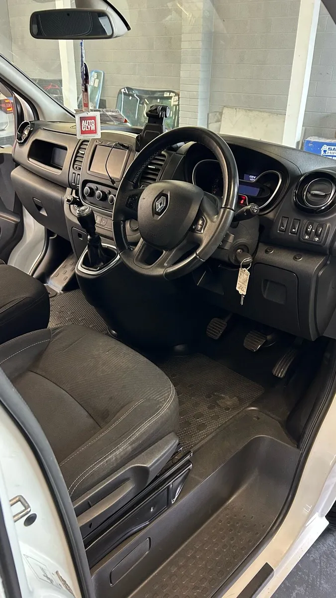 2021 Renault trafic DCI 145 sport - Image 3