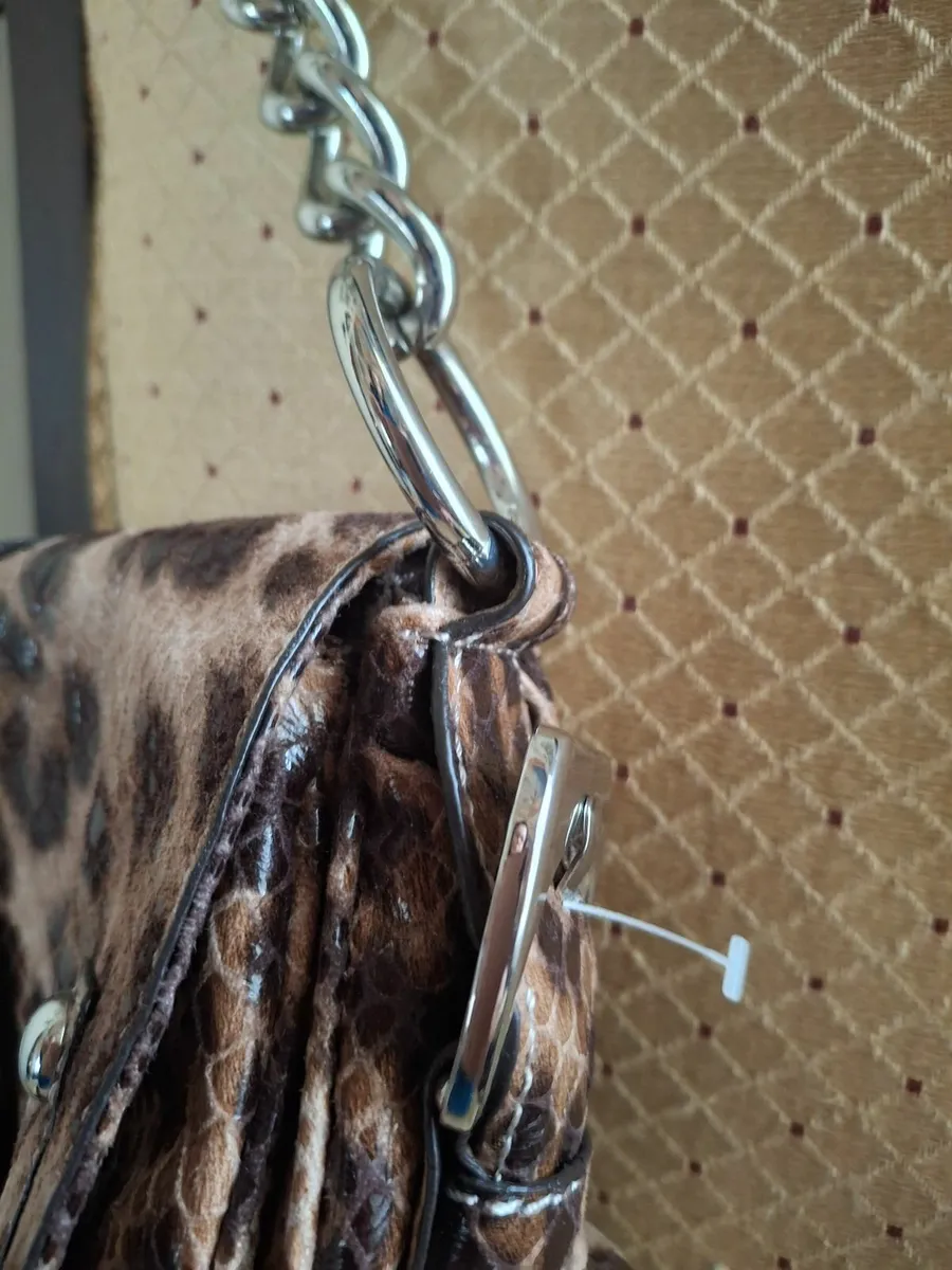 NEW CONDITION GUESS Leopard Chain Bag. - Image 4