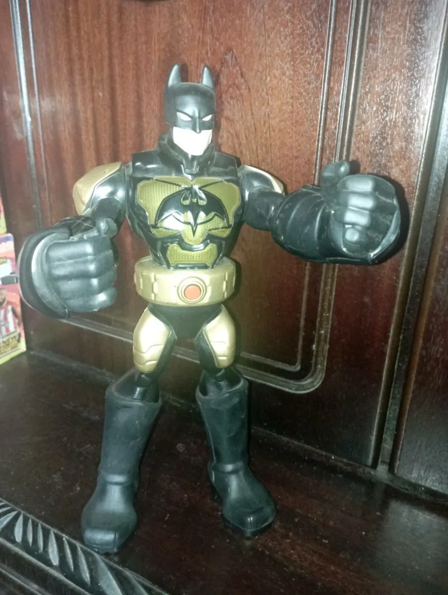 BATMAN 11"FREE STANDING FIGURE. LIGHT'S UP - Image 1