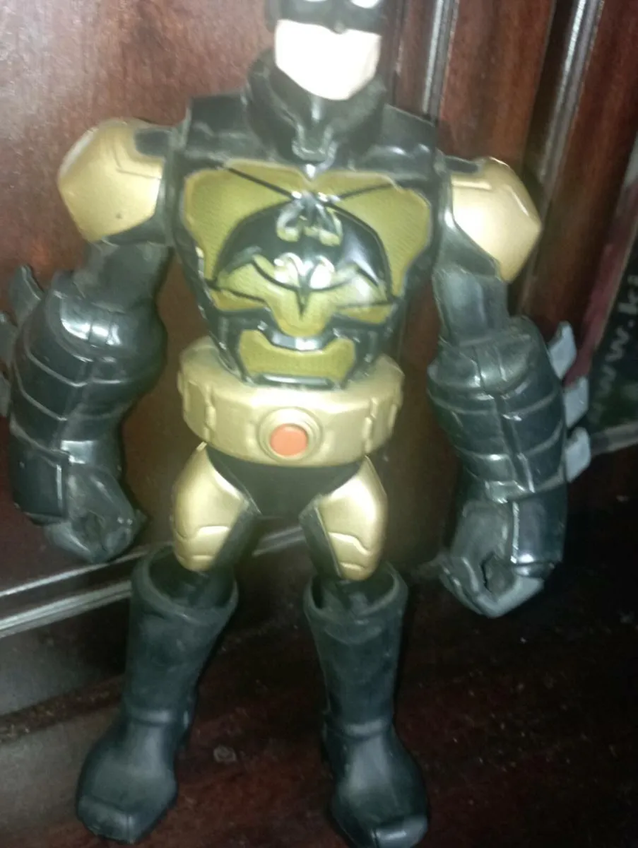 BATMAN 11"FREE STANDING FIGURE. LIGHT'S UP - Image 3