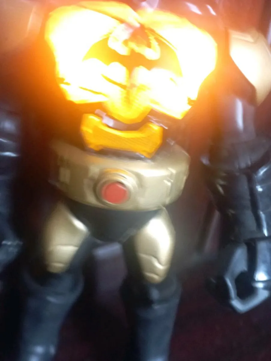 BATMAN 11"FREE STANDING FIGURE. LIGHT'S UP - Image 4