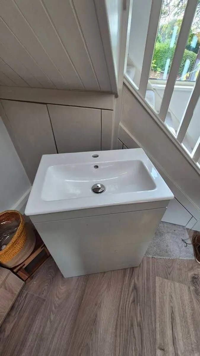 New Sonas bathroom vanity unit with sink - Image 2