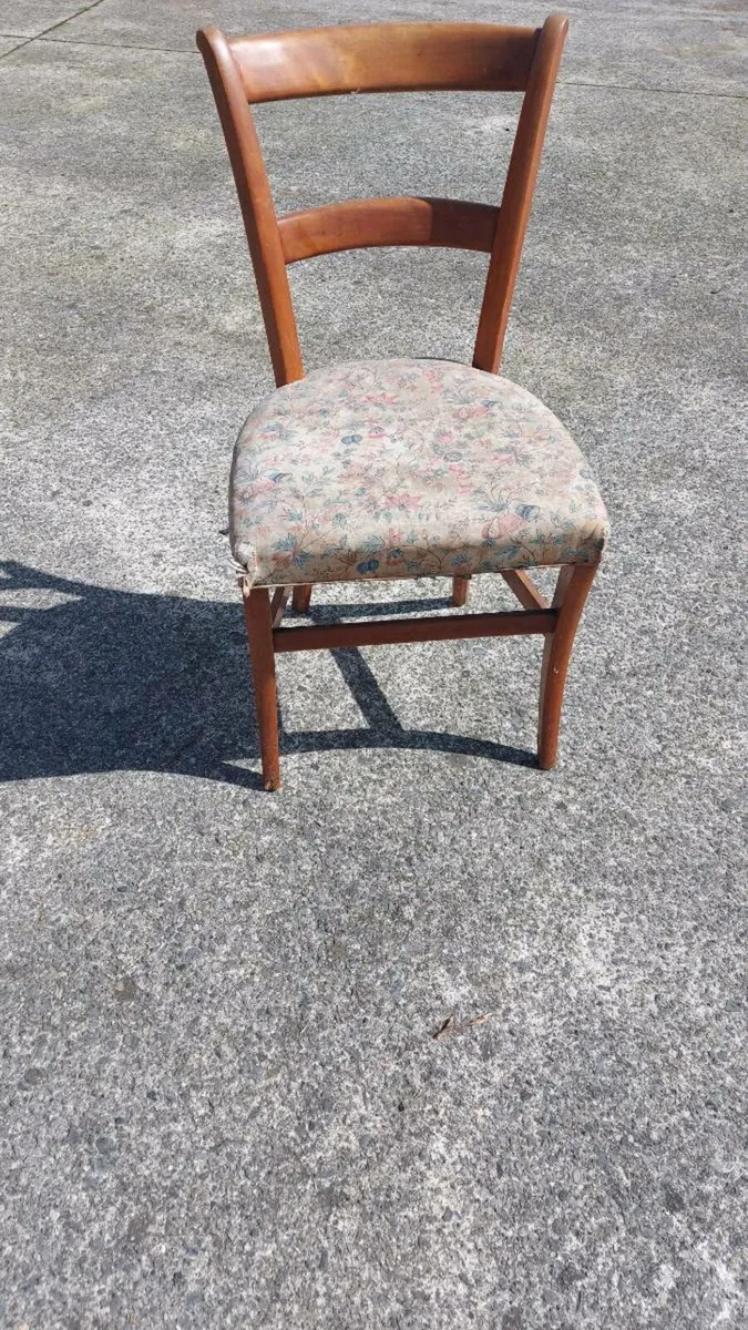 Single vintage chair needs upholstery - Image 1