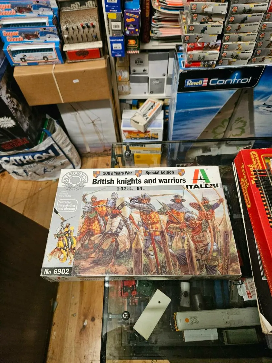 Airfix Italeri British Knights and Warriors 1.32 - Image 1