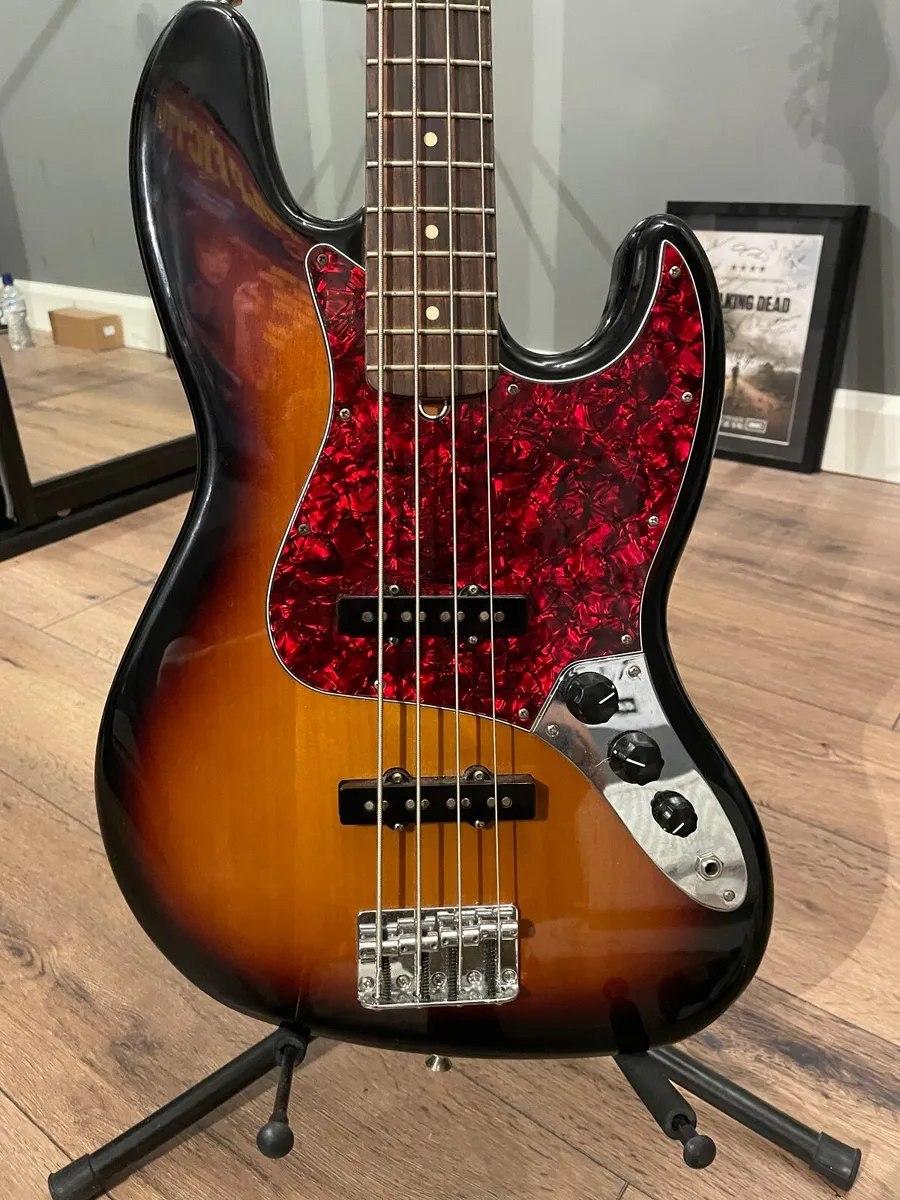 Bass guitar - Image 2