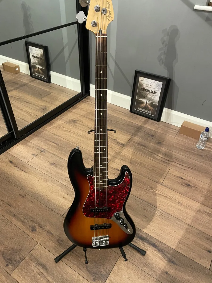 Bass guitar - Image 3